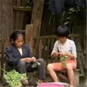 摩友们~在农村孤儿寡母是不是很难娶到媳妇？